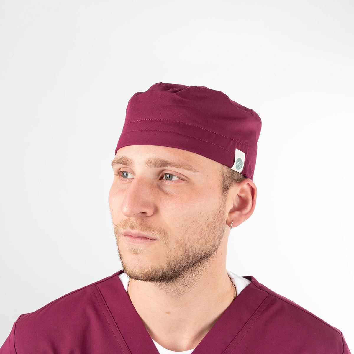 Gorro Clínico Burdeo Tecnólogo Unisex con Amarras - Imagen 2