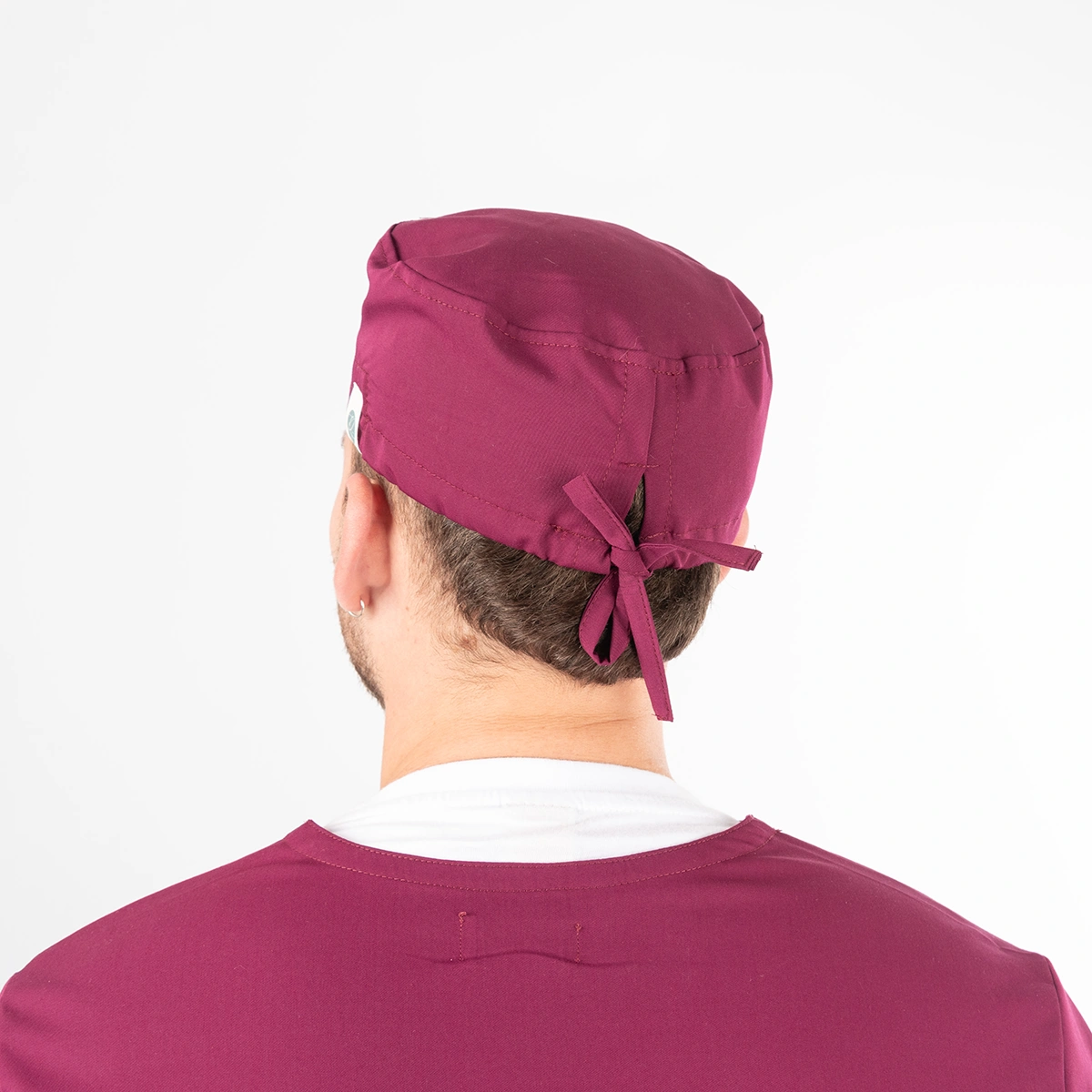 Gorro Clínico Burdeo Tecnólogo Unisex con Amarras - Imagen 4