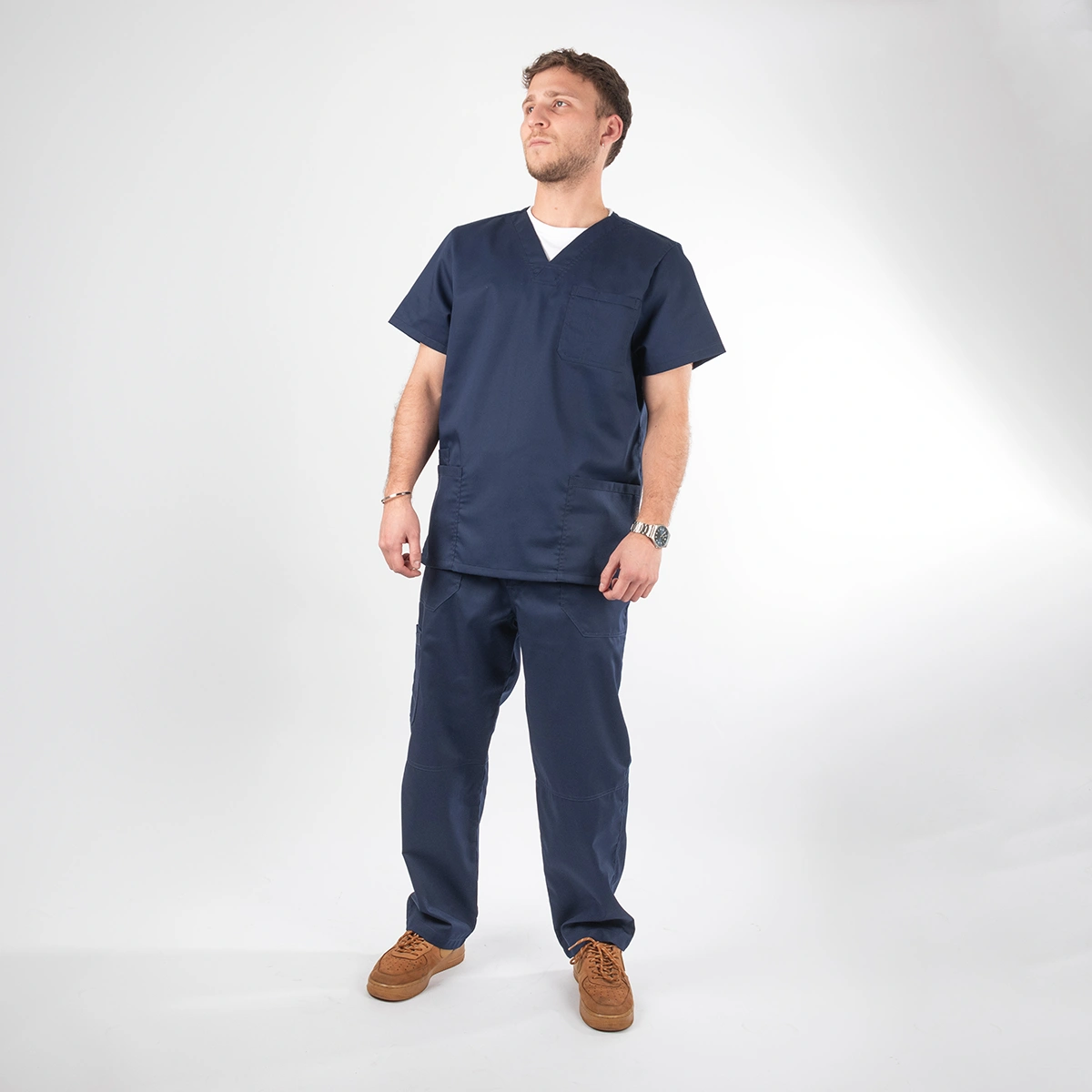 Polera Clínica Azul Marino en gabardina Modelo Paulo