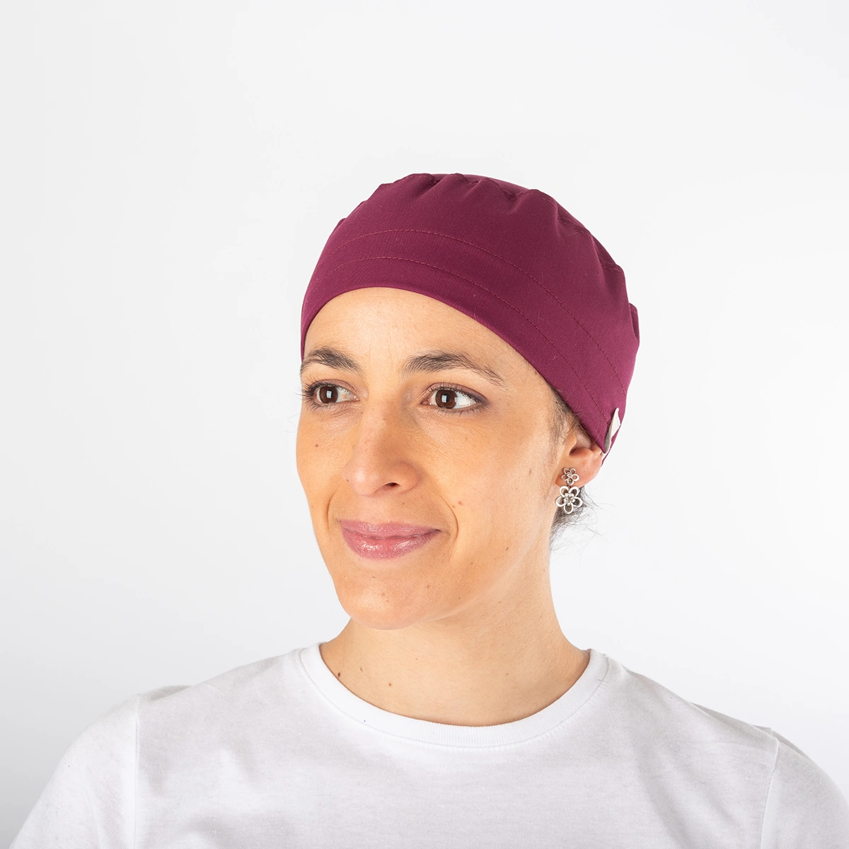 Gorro Clínico Burdeo Tecnólogo Unisex con Amarras - Imagen 3